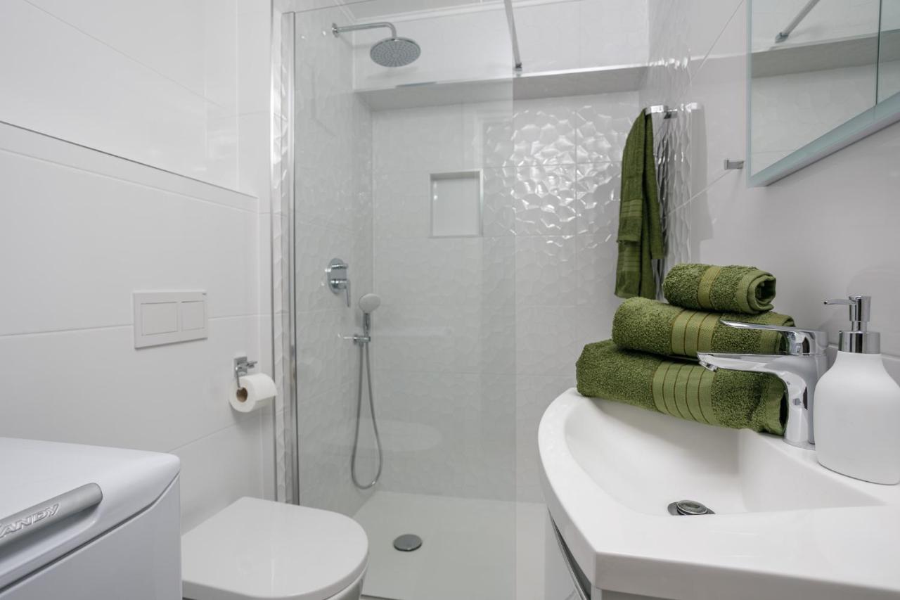 Apartmen Plus U Centru Blizu Plaze นยีวีเซ ภายนอก รูปภาพ