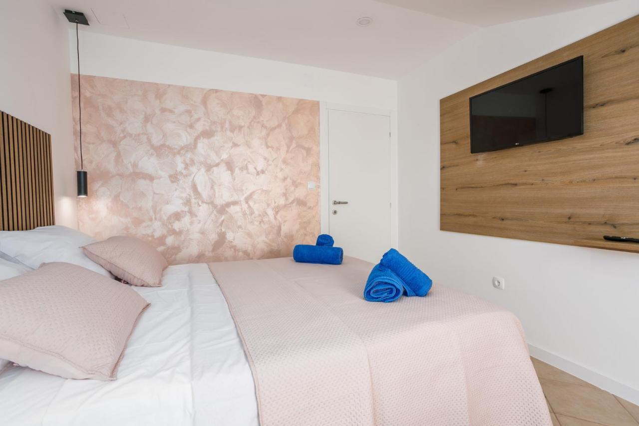 Apartmen Plus U Centru Blizu Plaze นยีวีเซ ภายนอก รูปภาพ