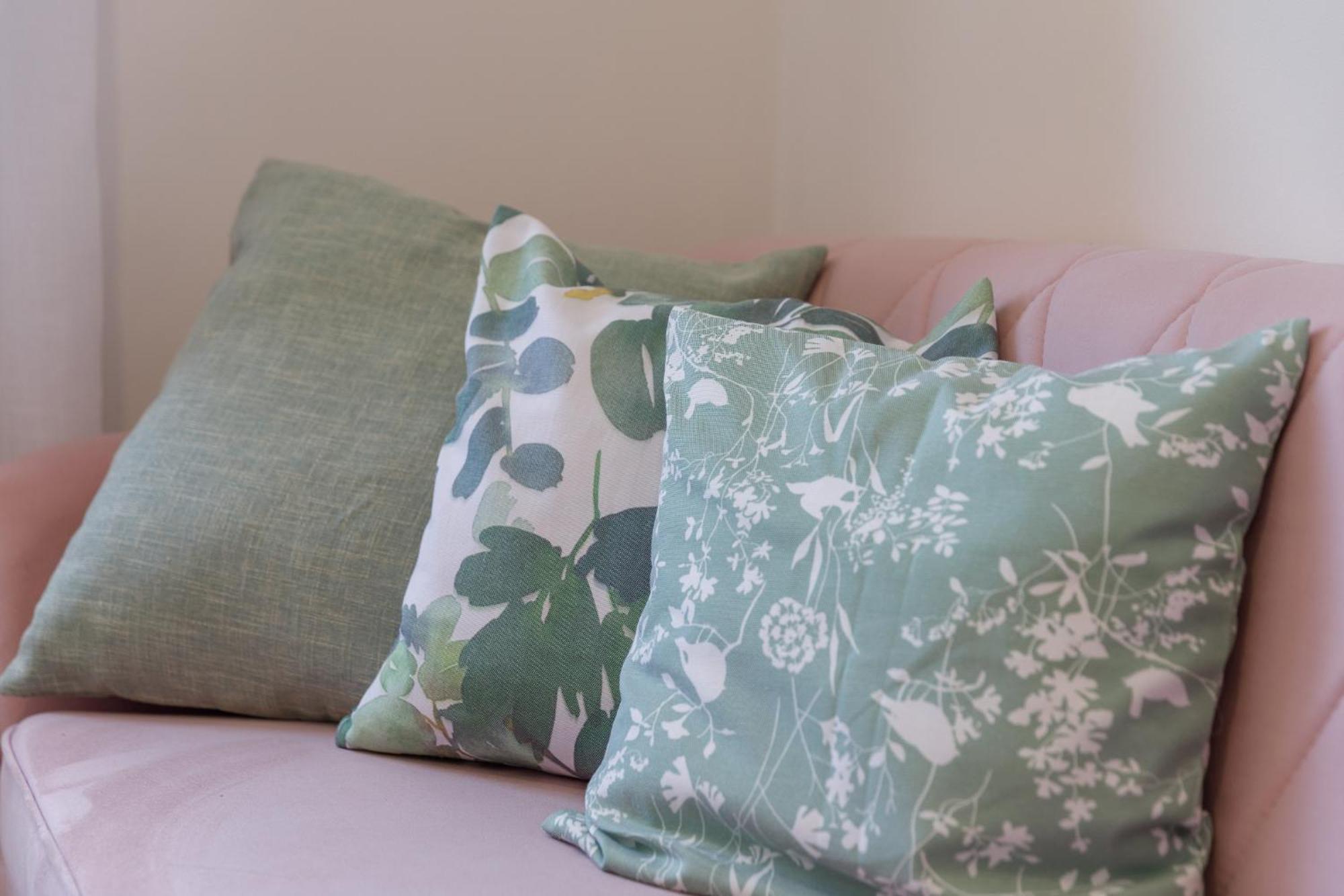 Apartmen Plus U Centru Blizu Plaze นยีวีเซ ภายนอก รูปภาพ
