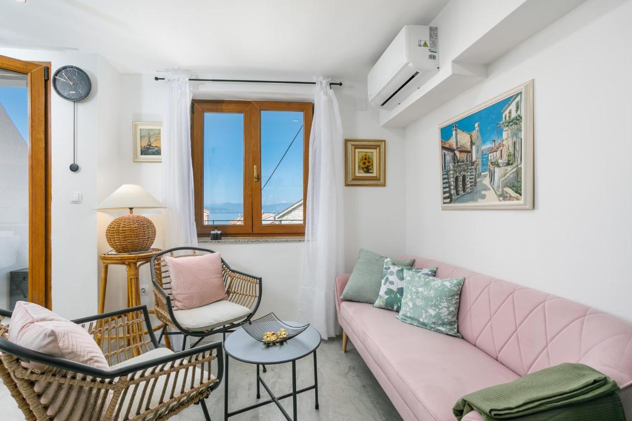 Apartmen Plus U Centru Blizu Plaze นยีวีเซ ภายนอก รูปภาพ