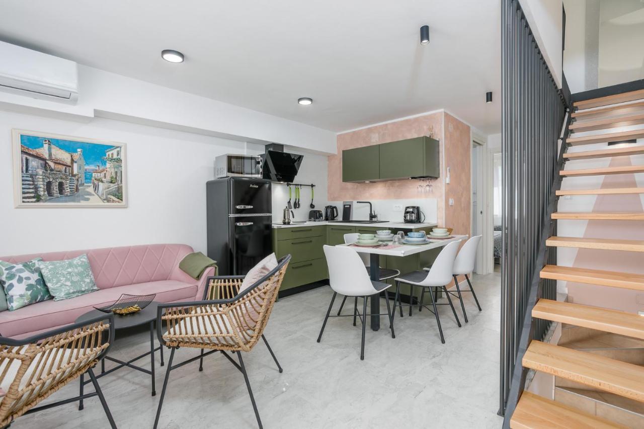 Apartmen Plus U Centru Blizu Plaze นยีวีเซ ภายนอก รูปภาพ
